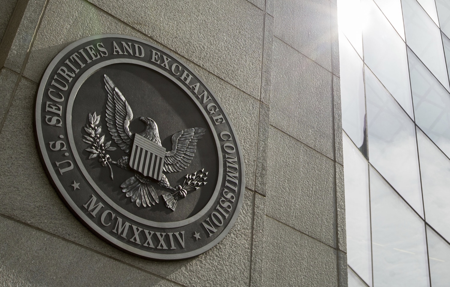 SEC, Solana ve Ethereum Staking ETF Başvurularını C-Corp Yapısı Nedeniyle Reddetti